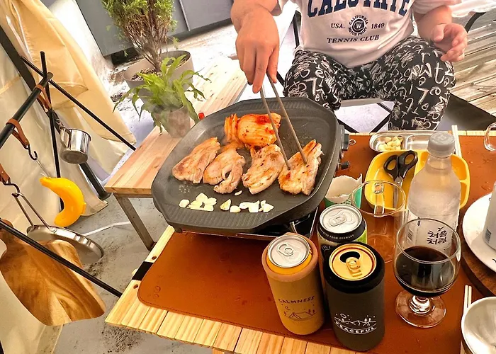 Апартаменты Korean Traditional Terrace House Paradise Shopping Center *