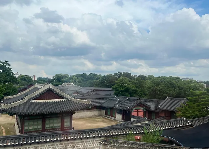 Апартаменты Korean Traditional Terrace House Paradise Shopping Center *